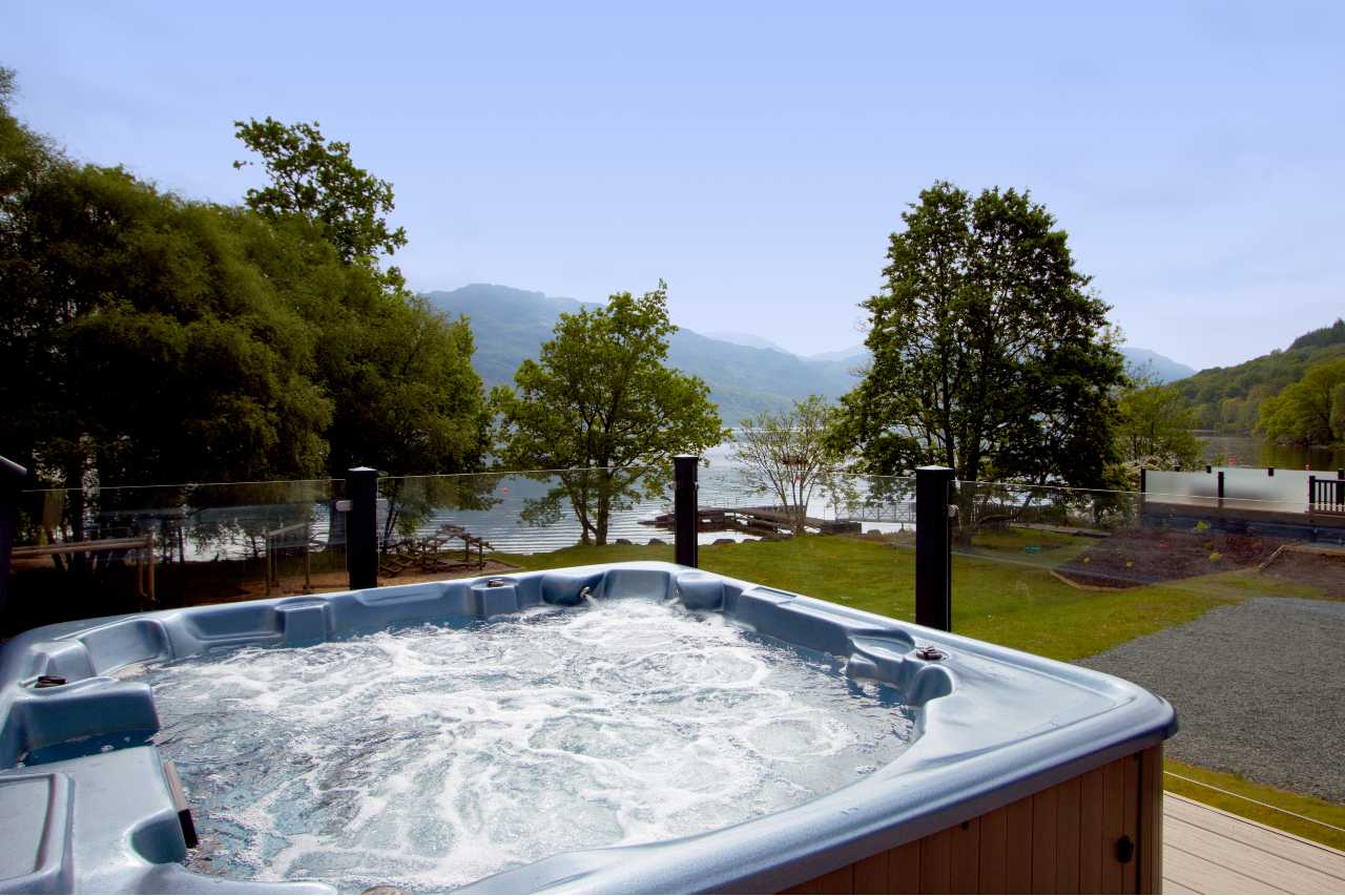 Hot tub lodge Loch Lomond