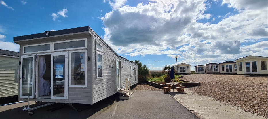Seal Bay Resort Properties For Sale - Willerby Vogue Classic Holiday home. 2 Bedrooms. Open plan lounge/kitchen. Price: £119,995. Book a virtual tour